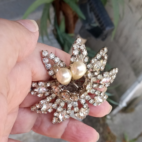 Weiss VTG Faux Pearls Rhinestones Unique Signed Mid-Century  Brooch - Picture 10 of 16